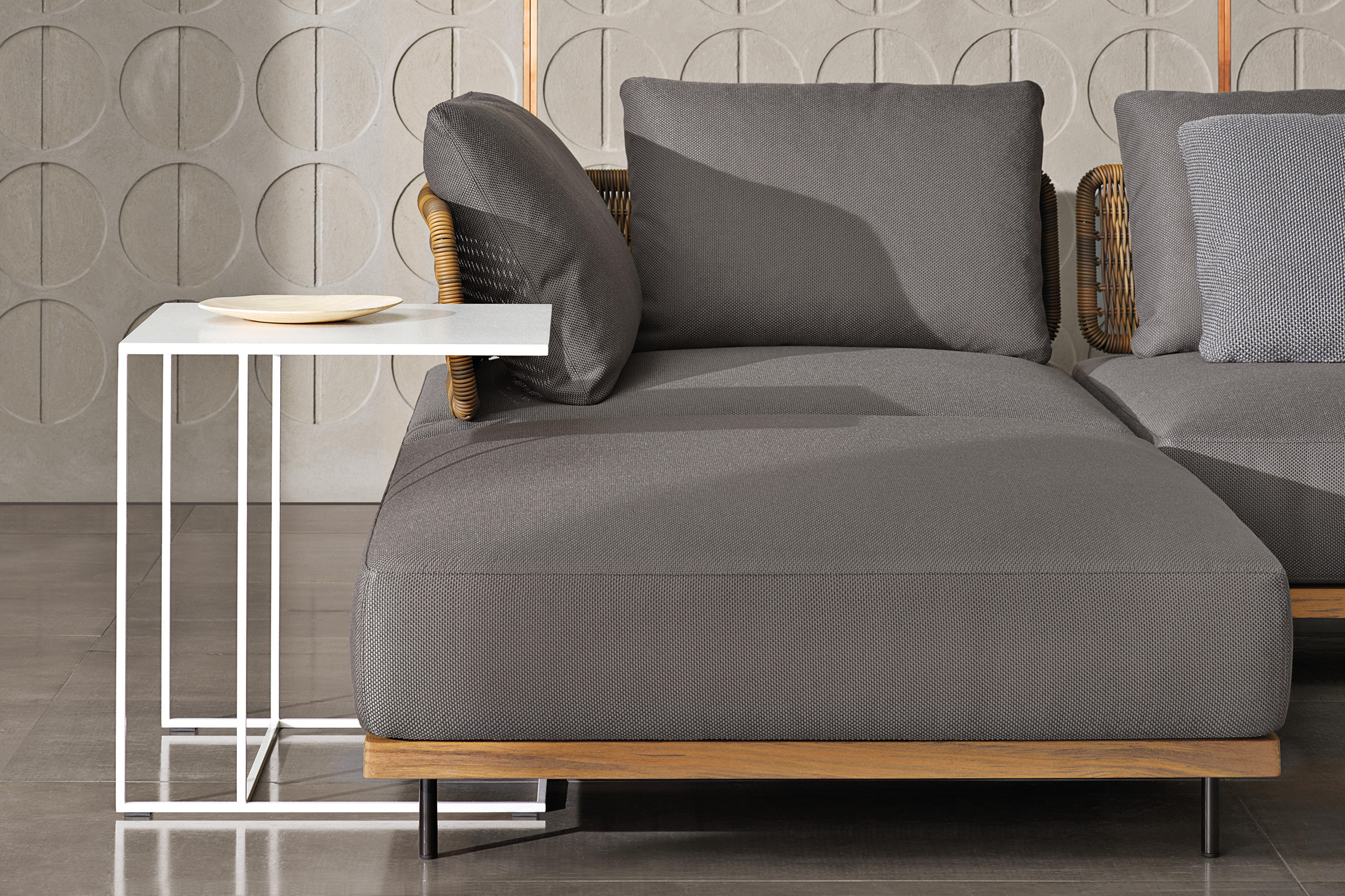 开云（中国） - 桌几|茶几/边几|办公家具|设计师家具|莱格青铜边几