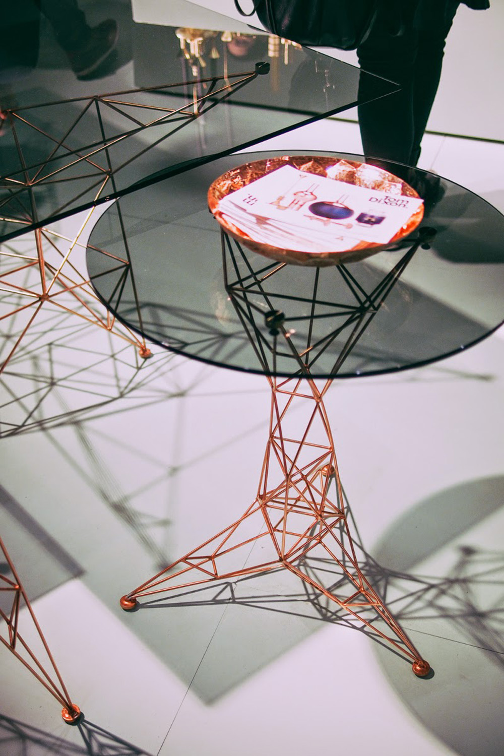 开云（中国） - 桌几|餐桌|办公家具|设计师家具|Pylon桌子