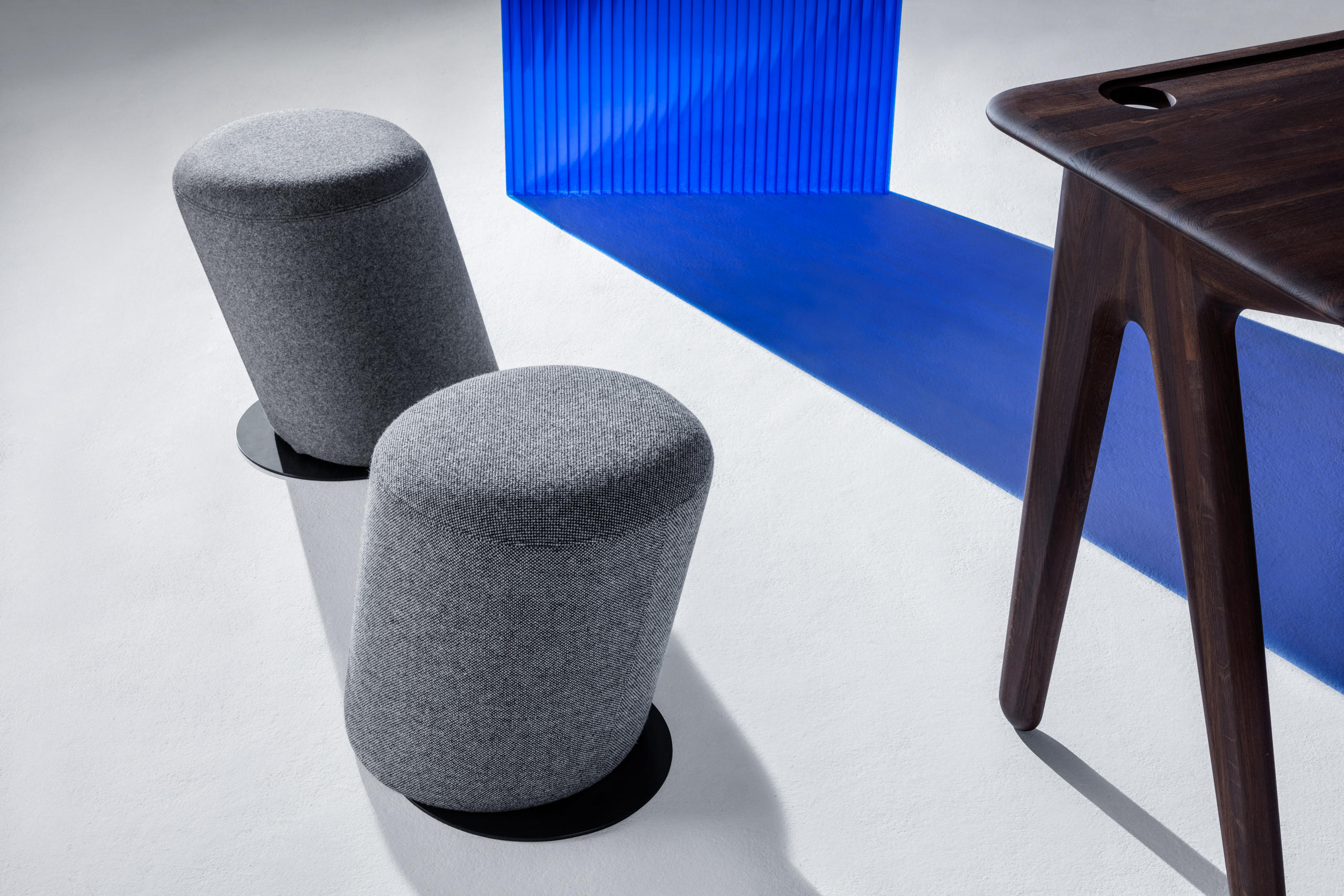 开云（中国） - 坐具|吧椅/凳子|办公家具|设计师家具|斜凳黑底