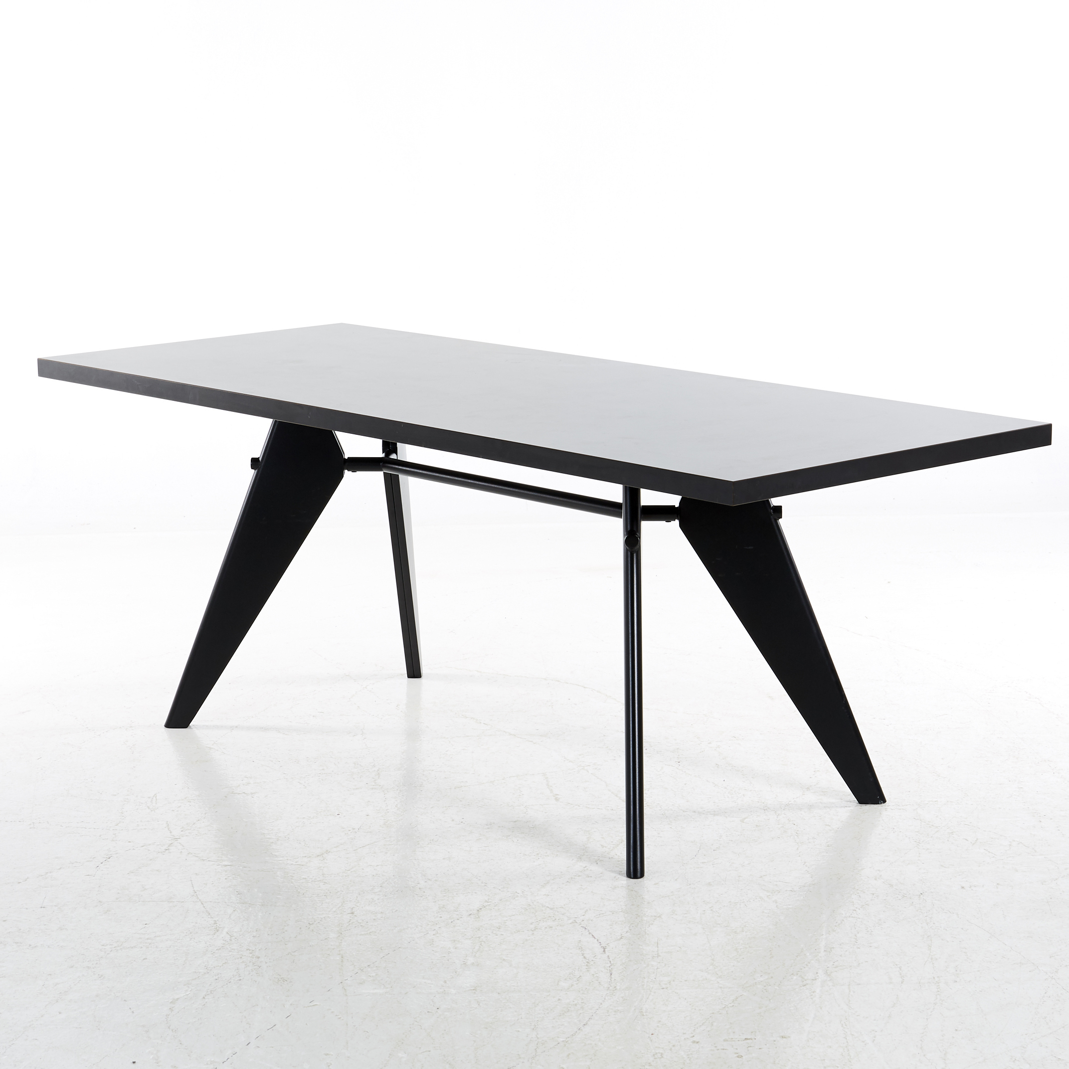 开云（中国） - 桌几|餐桌|办公家具|设计师家具|EM 餐桌