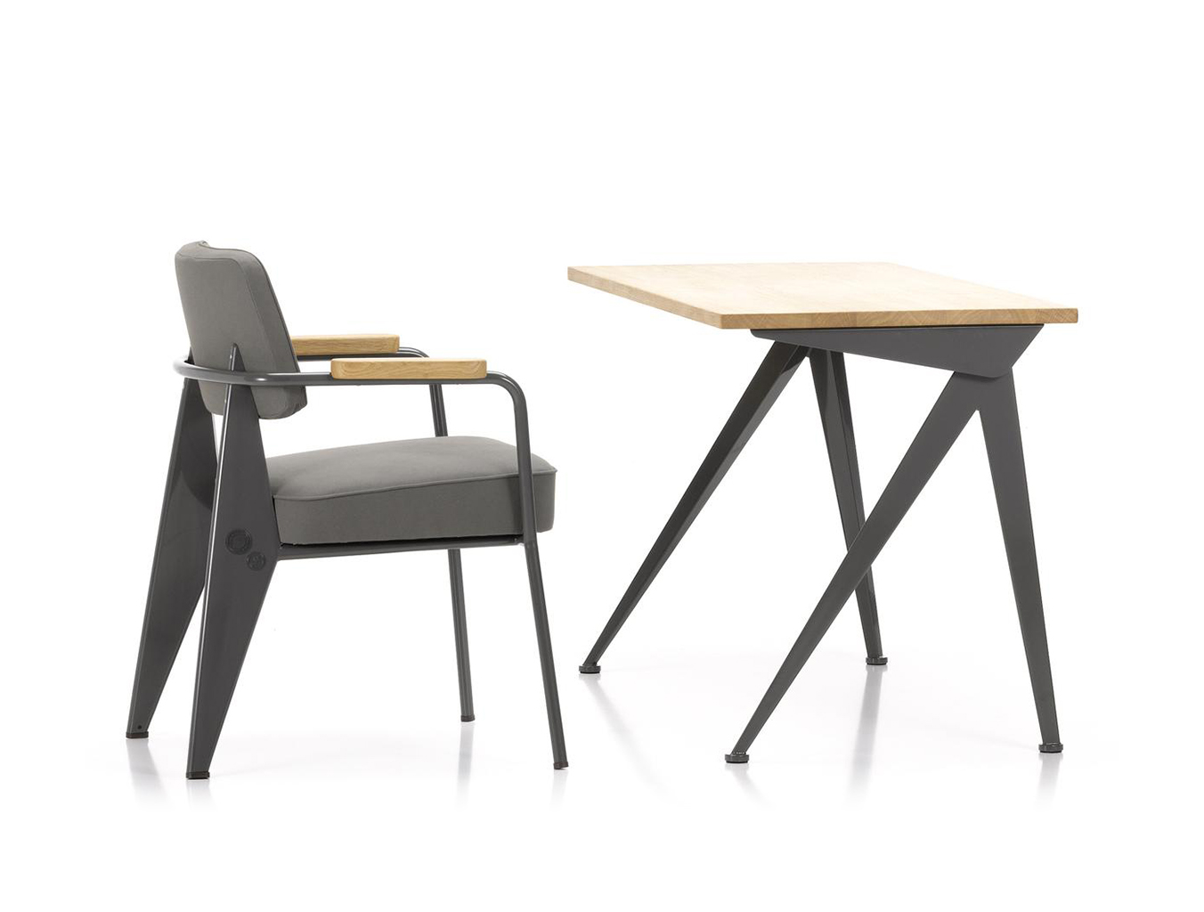 开云（中国） - 桌几|办公桌|办公家具|设计师家具|指南针方向桌