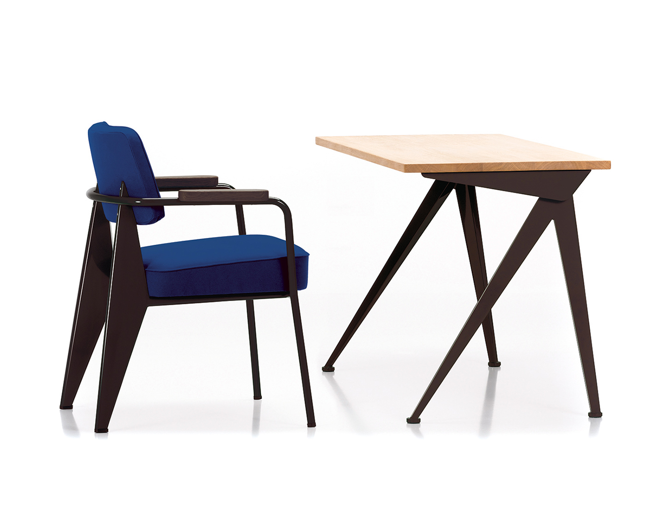 开云（中国） - 桌几|办公桌|办公家具|设计师家具|指南针方向桌