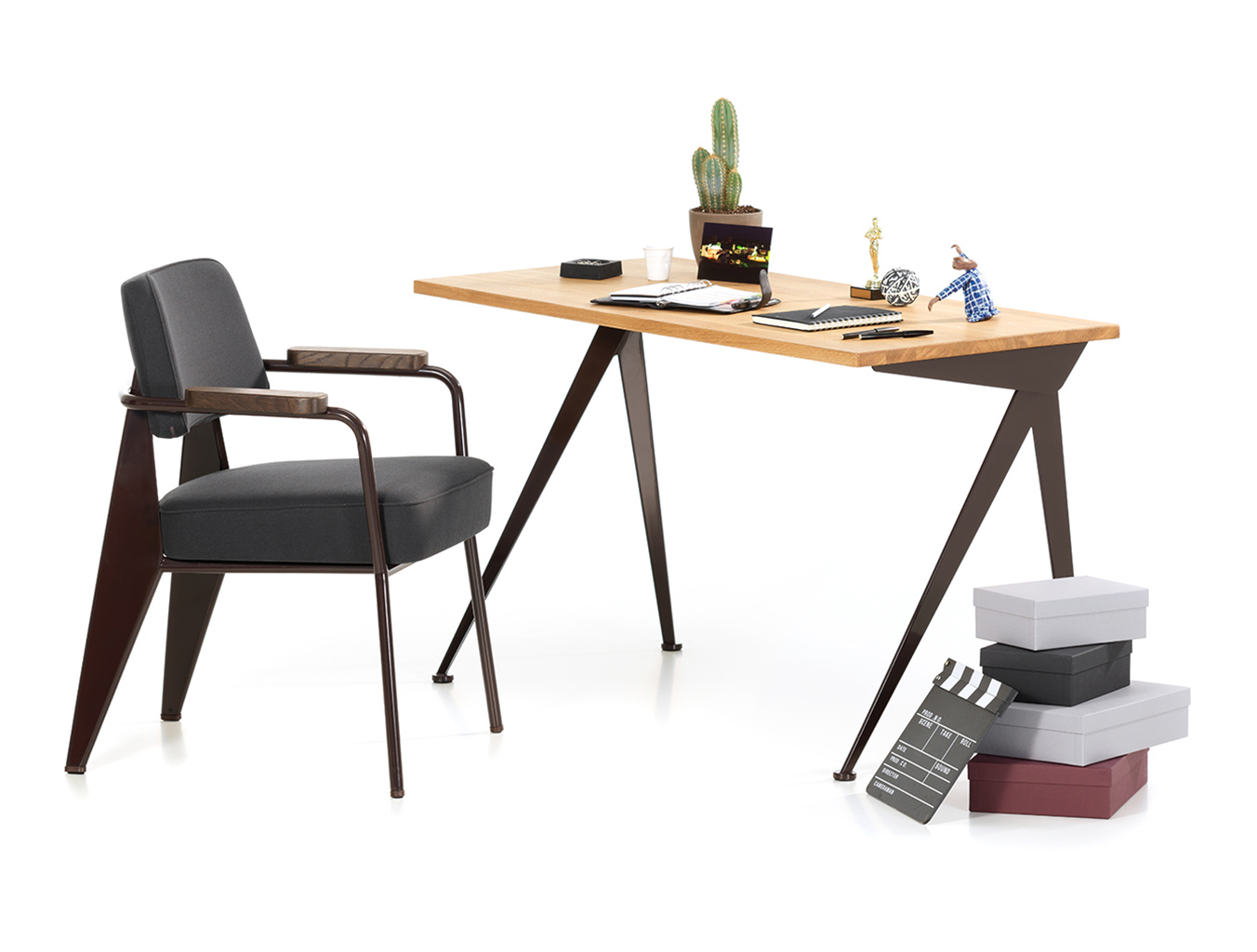 开云（中国） - 桌几|办公桌|办公家具|设计师家具|指南针方向桌