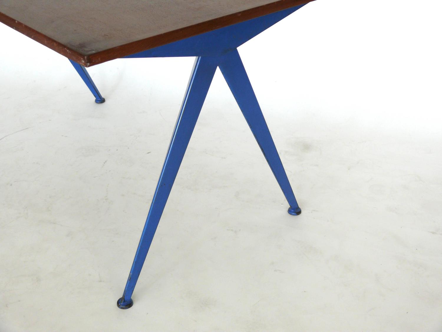 开云（中国） - 桌几|办公桌|办公家具|设计师家具|指南针方向桌