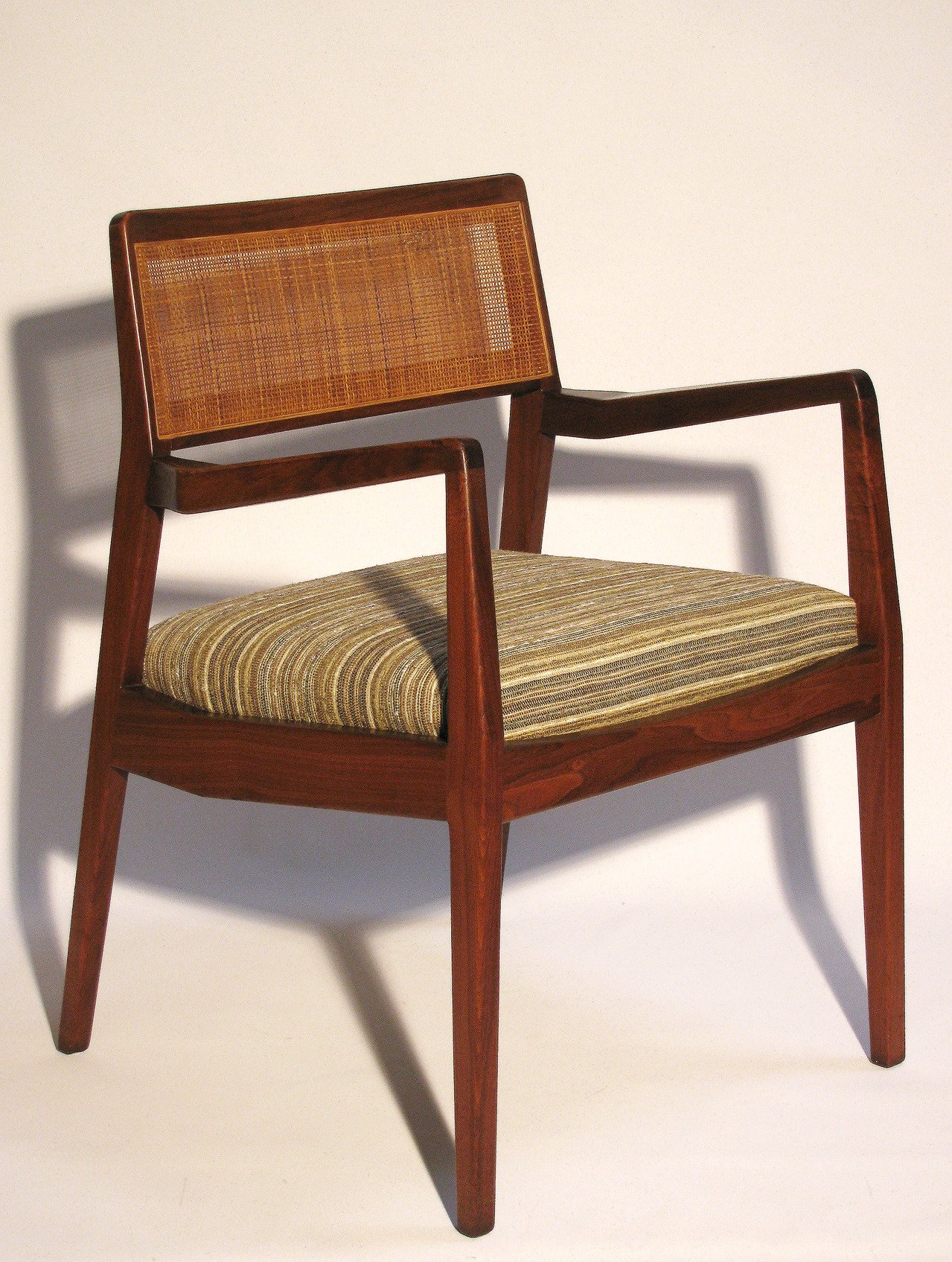 开云（中国） - 坐具|餐椅|办公家具|设计师家具|risom 椅子