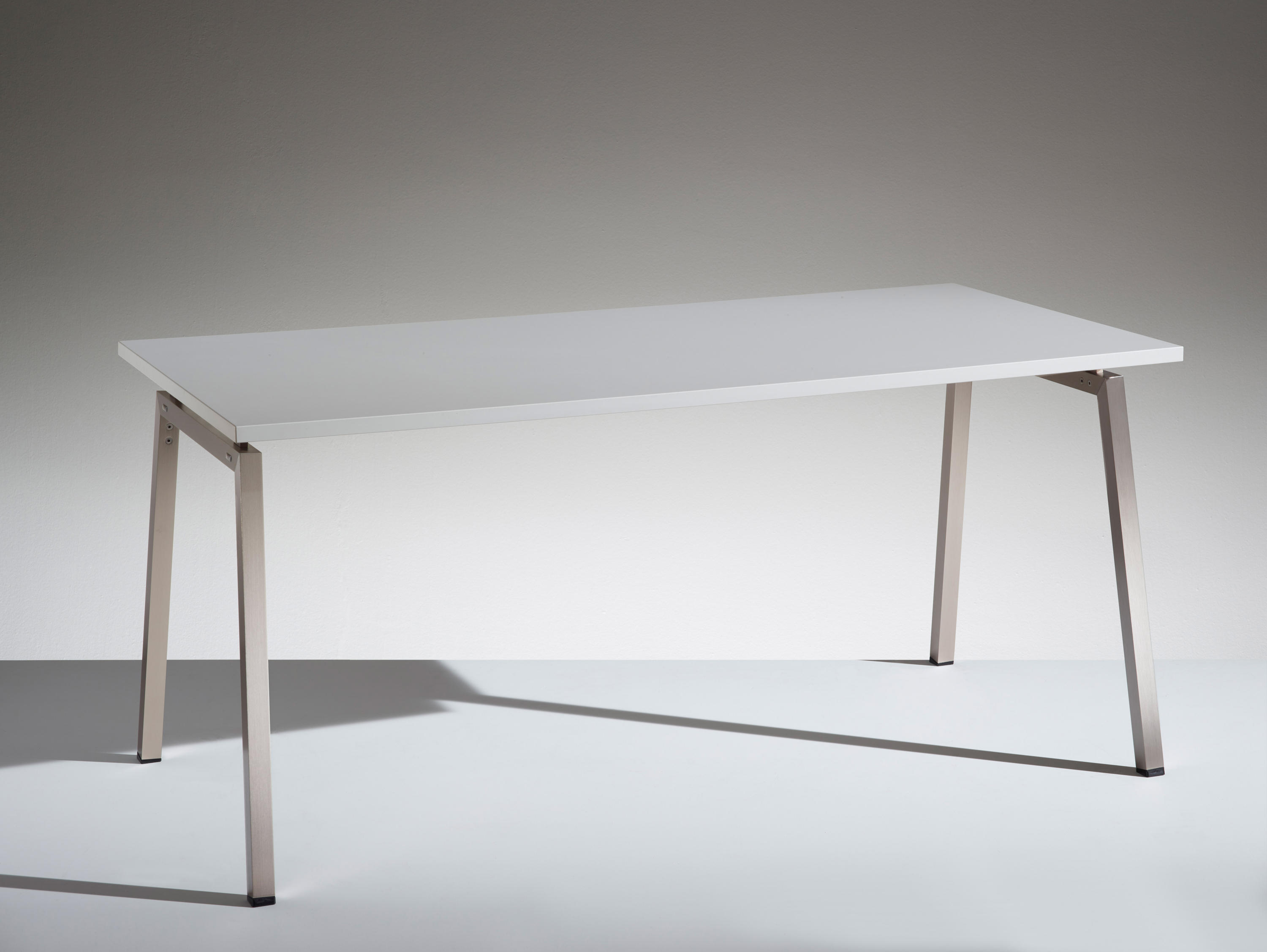 开云（中国） - 桌几|办公桌|办公家具|设计师家具|PIKAPPA 书桌