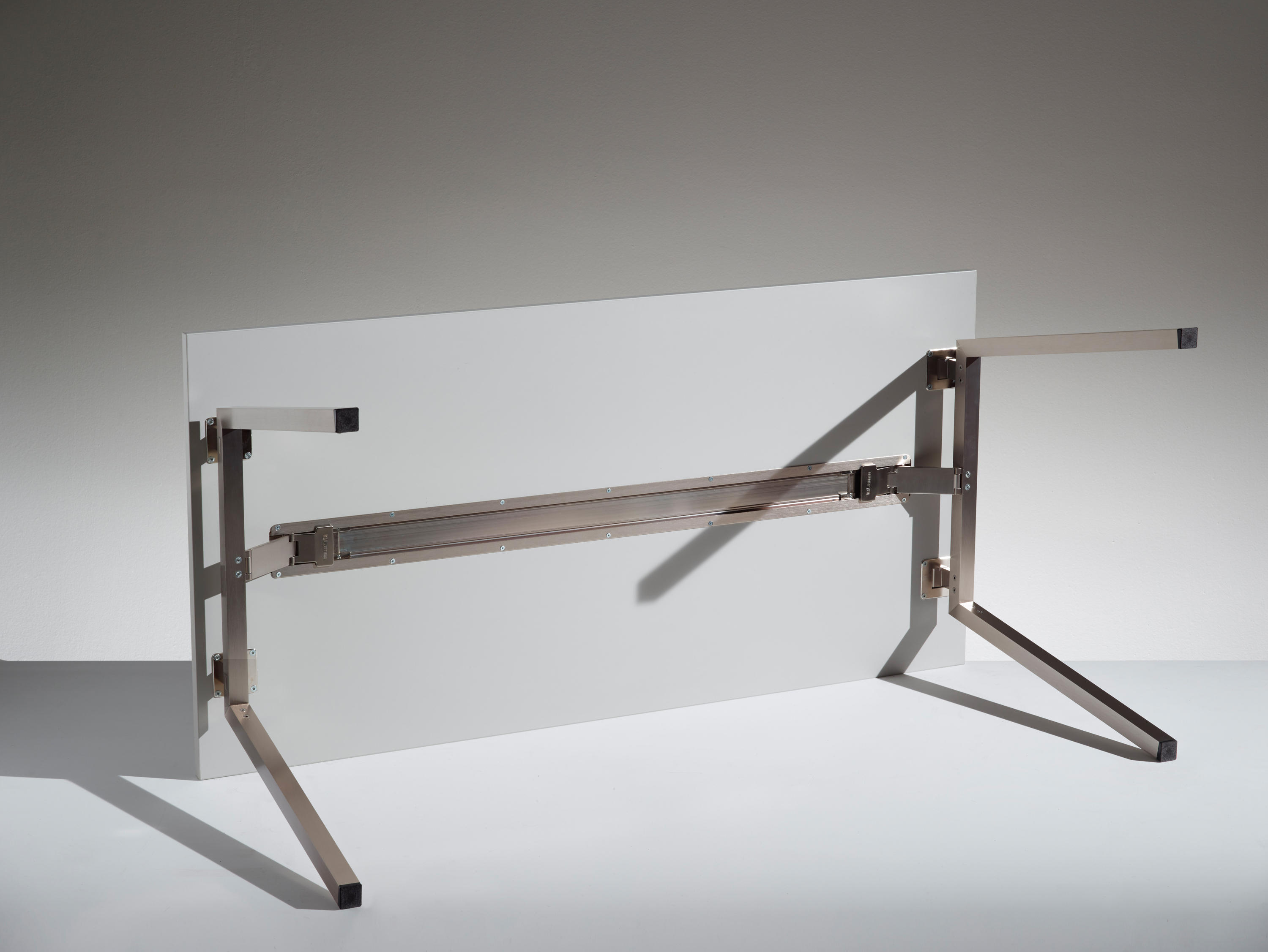 开云（中国） - 桌几|办公桌|办公家具|设计师家具|PIKAPPA 书桌