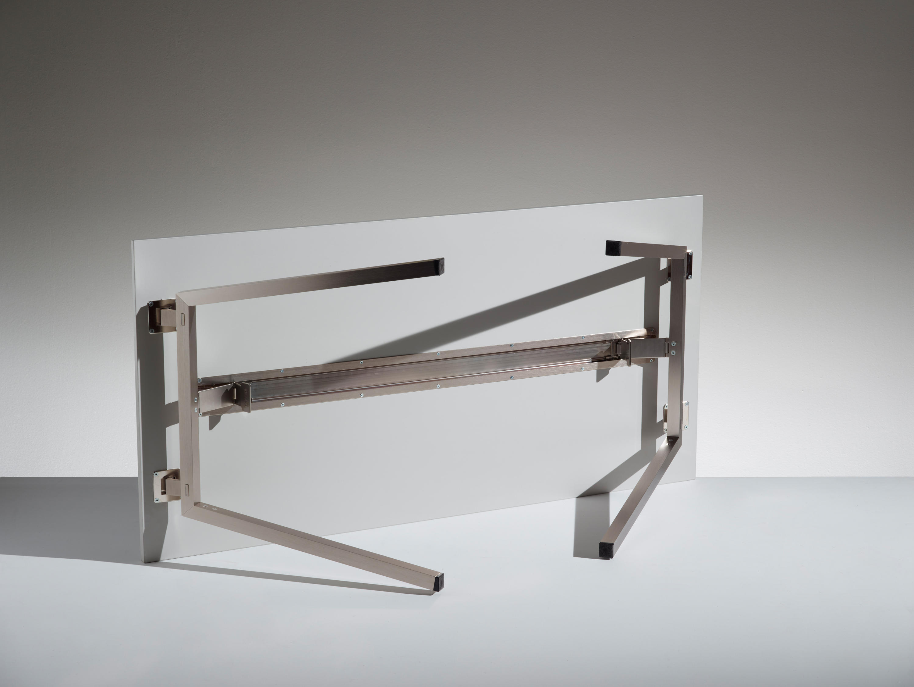 开云（中国） - 桌几|办公桌|办公家具|设计师家具|PIKAPPA 书桌