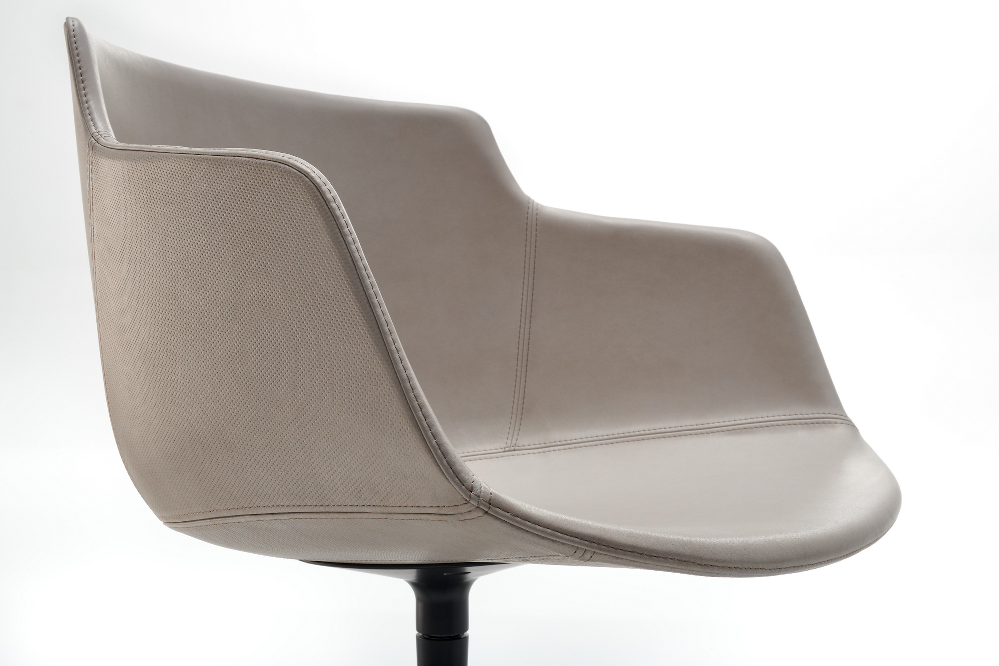 开云（中国） - 坐具|餐椅|办公家具|设计师家具|FLOW LEATHER 洽谈椅/餐椅