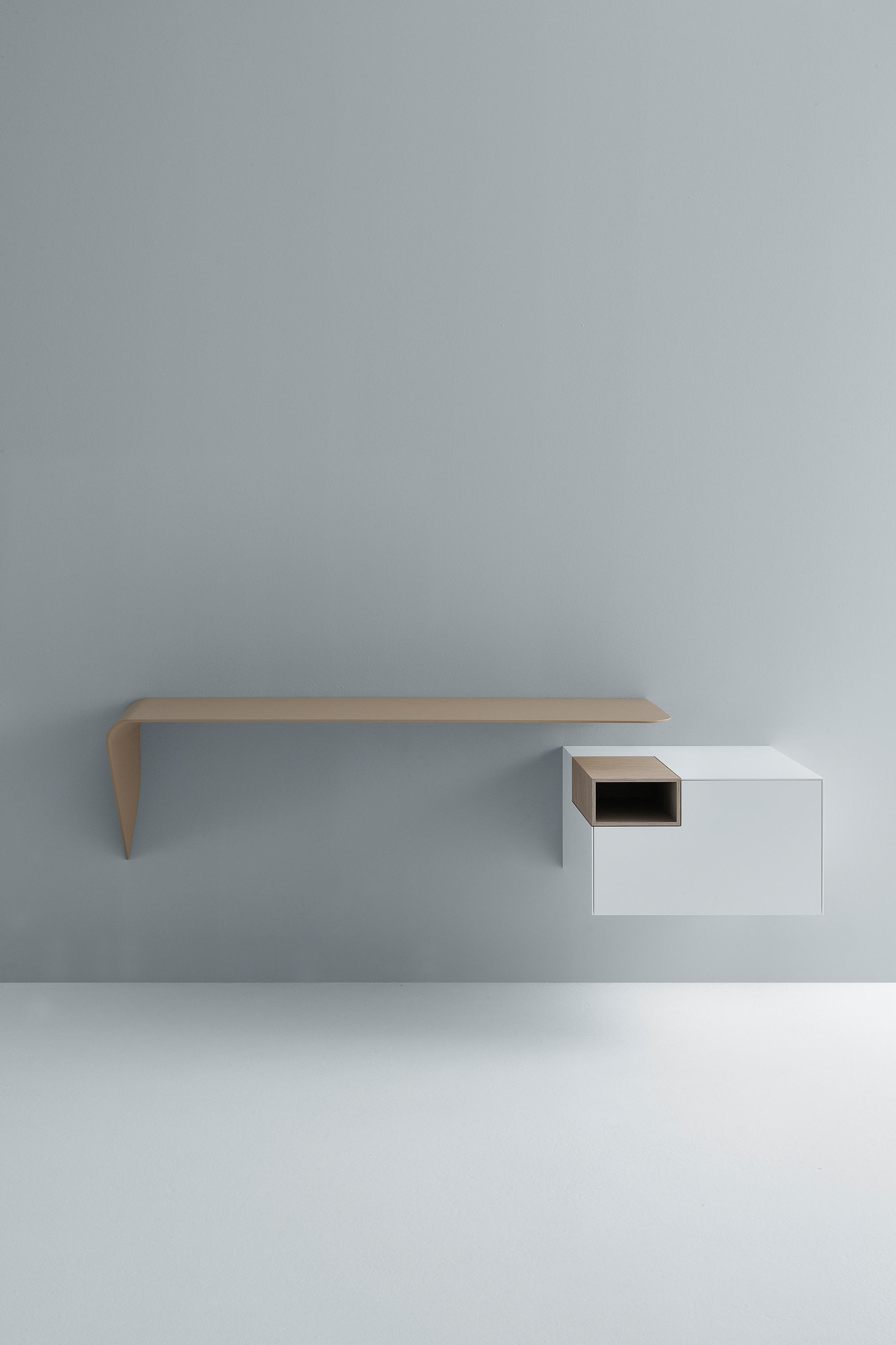 开云（中国） - 附件|装饰画/墙饰|办公家具|设计师家具|MAMBA 悬挂桌