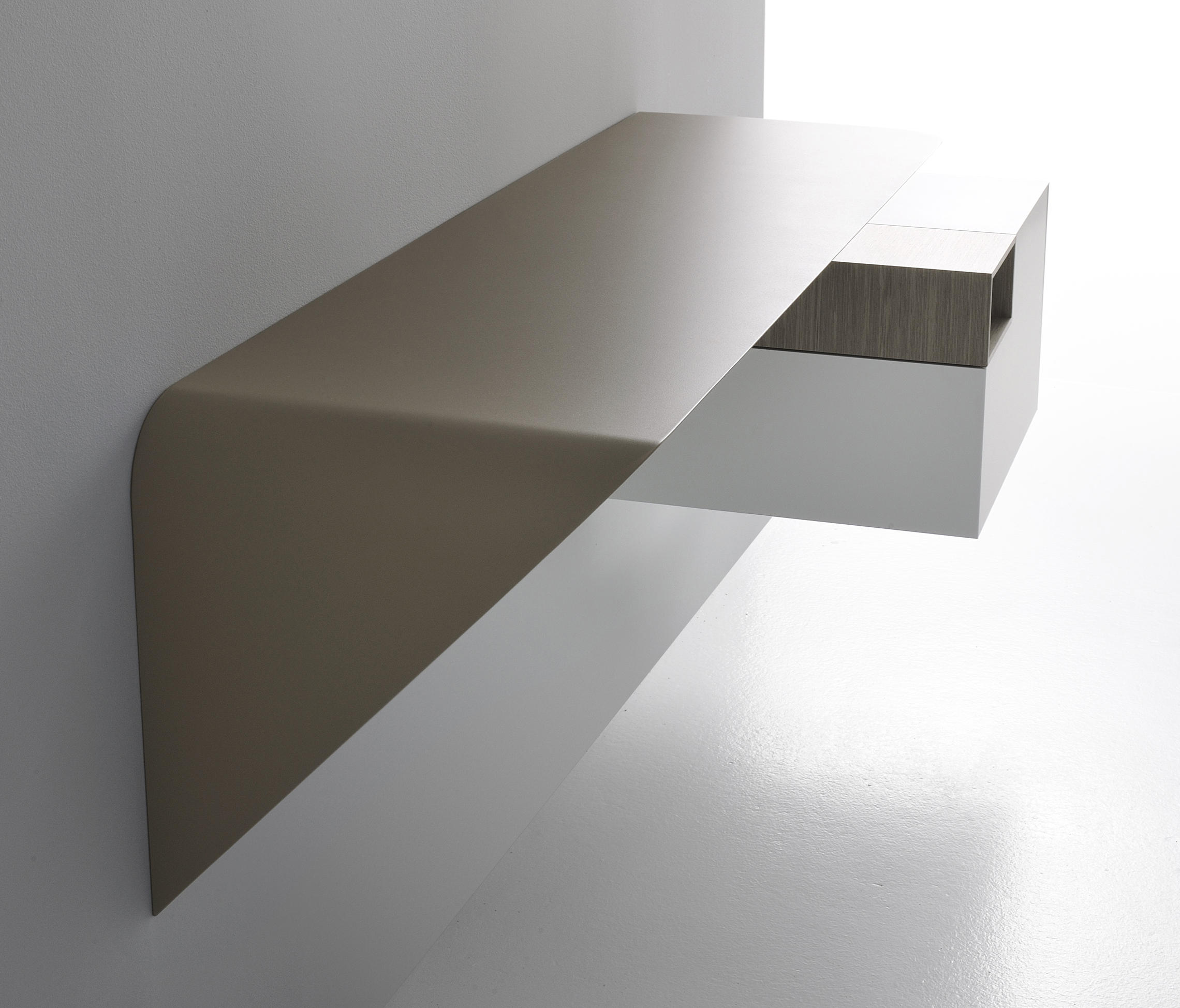 开云（中国） - 附件|装饰画/墙饰|办公家具|设计师家具|MAMBA 悬挂桌