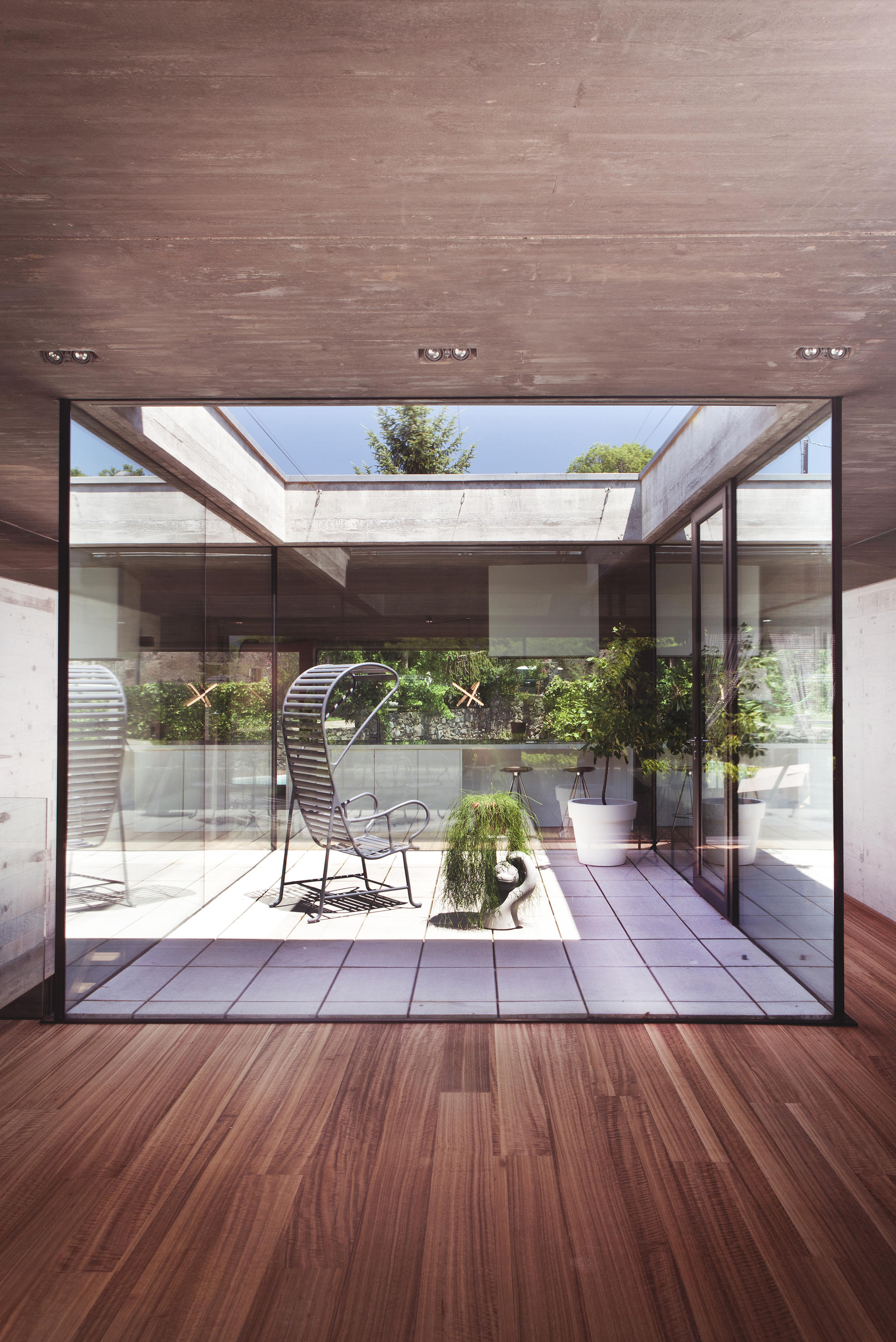 开云（中国） - 桌几|茶几/边几|办公家具|设计师家具|MONKEY 茶几/边几