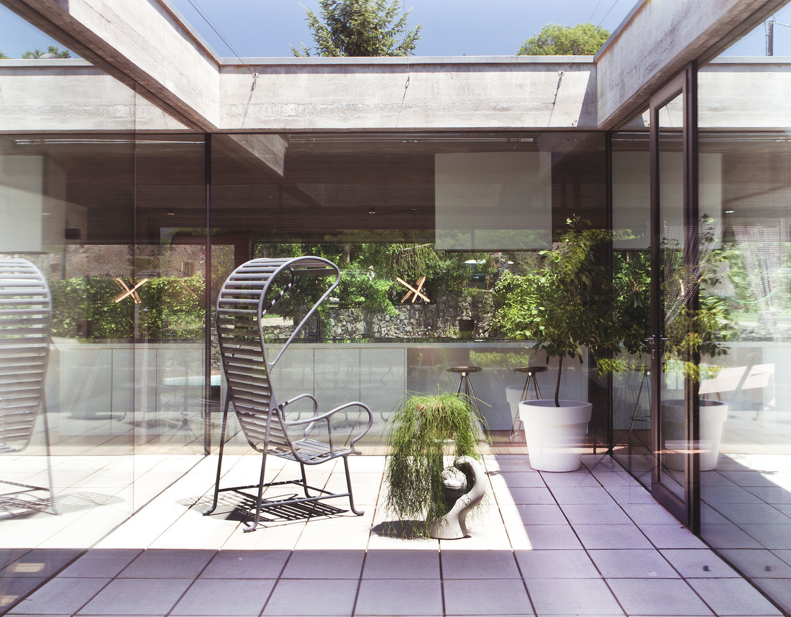 开云（中国） - 桌几|茶几/边几|办公家具|设计师家具|MONKEY 茶几/边几