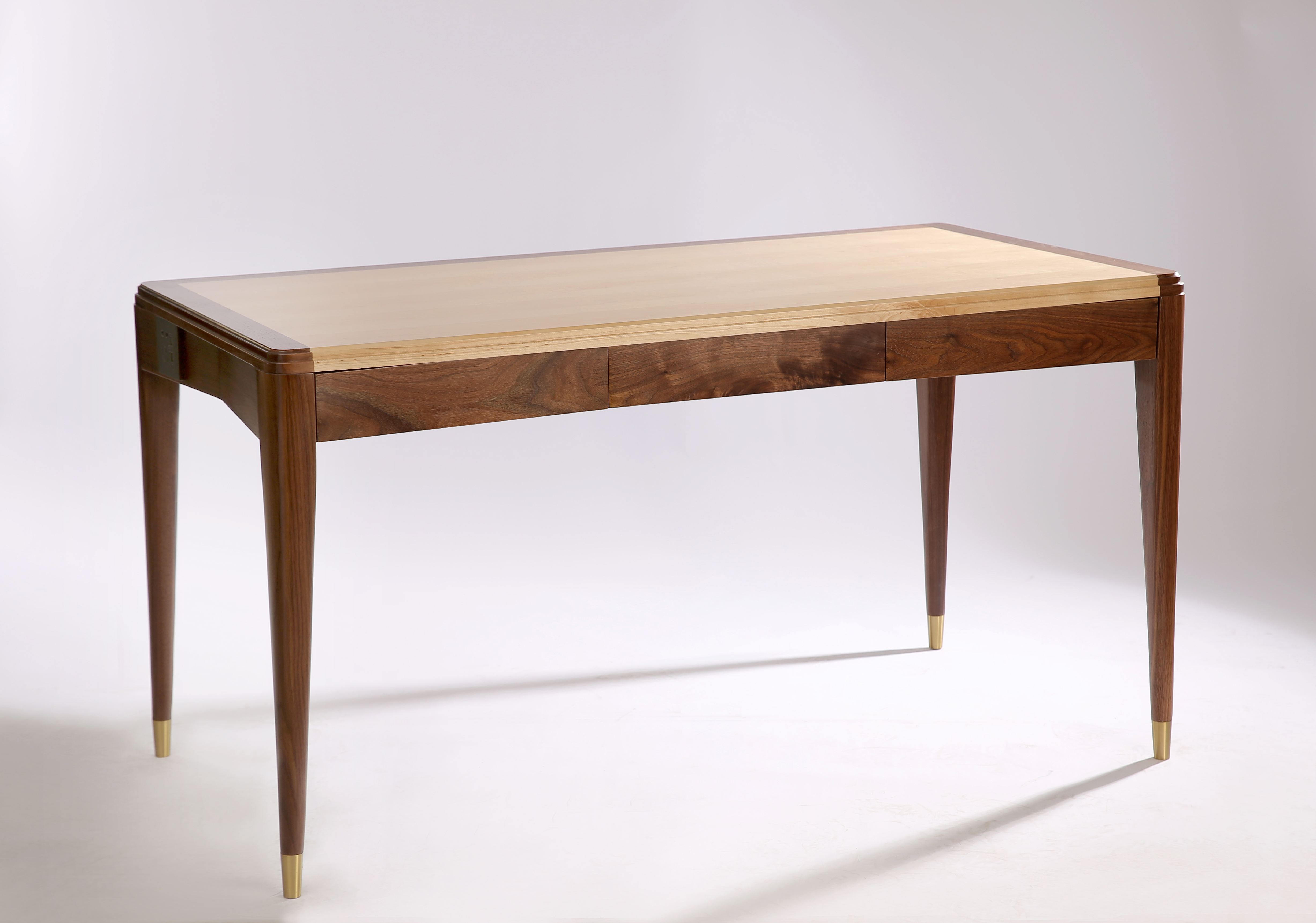 开云（中国） - 桌几|办公桌|办公家具|设计师家具|海派时尚-写字台