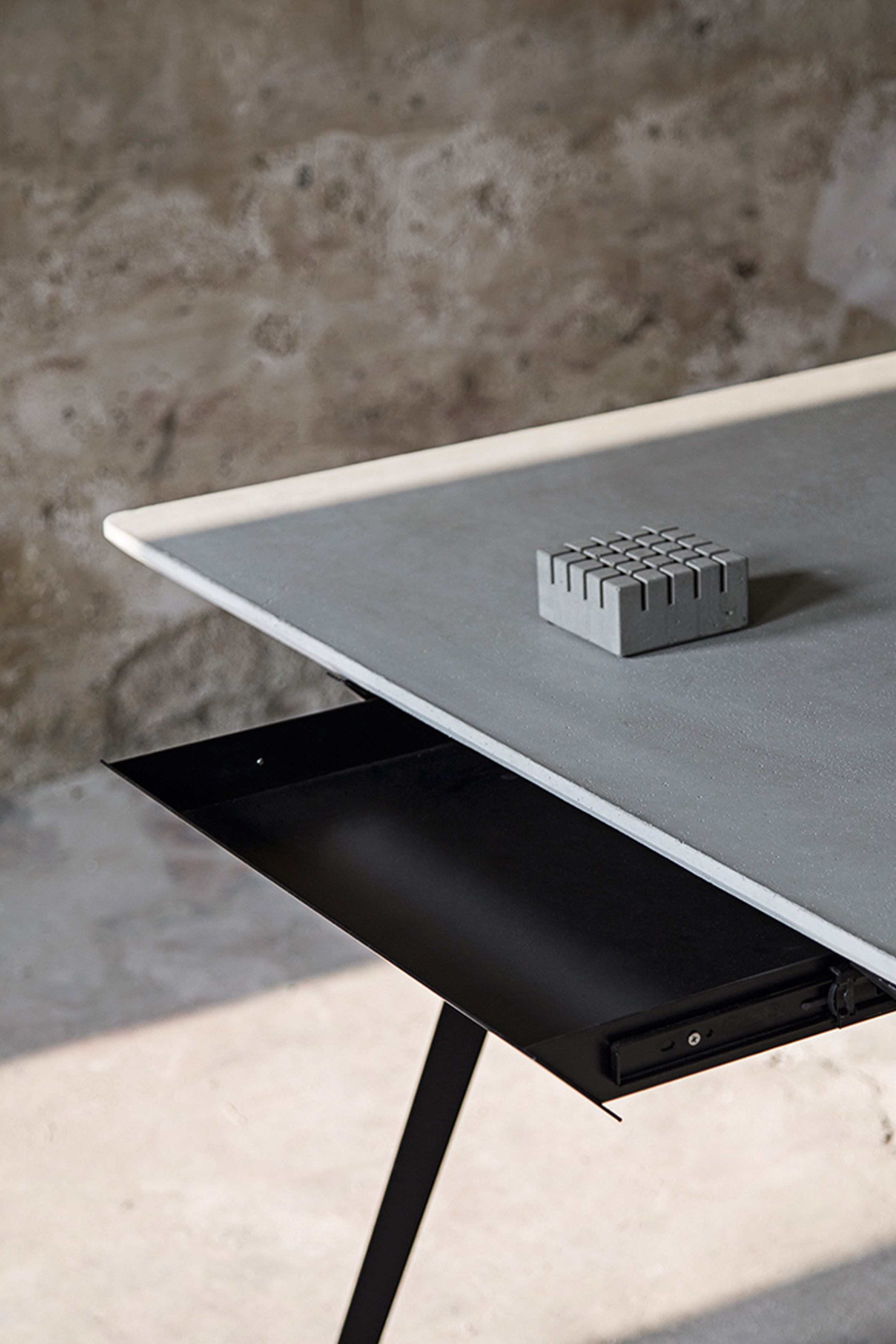 开云（中国） - 桌几|办公桌|办公家具|设计师家具|带抽屉长桌-申