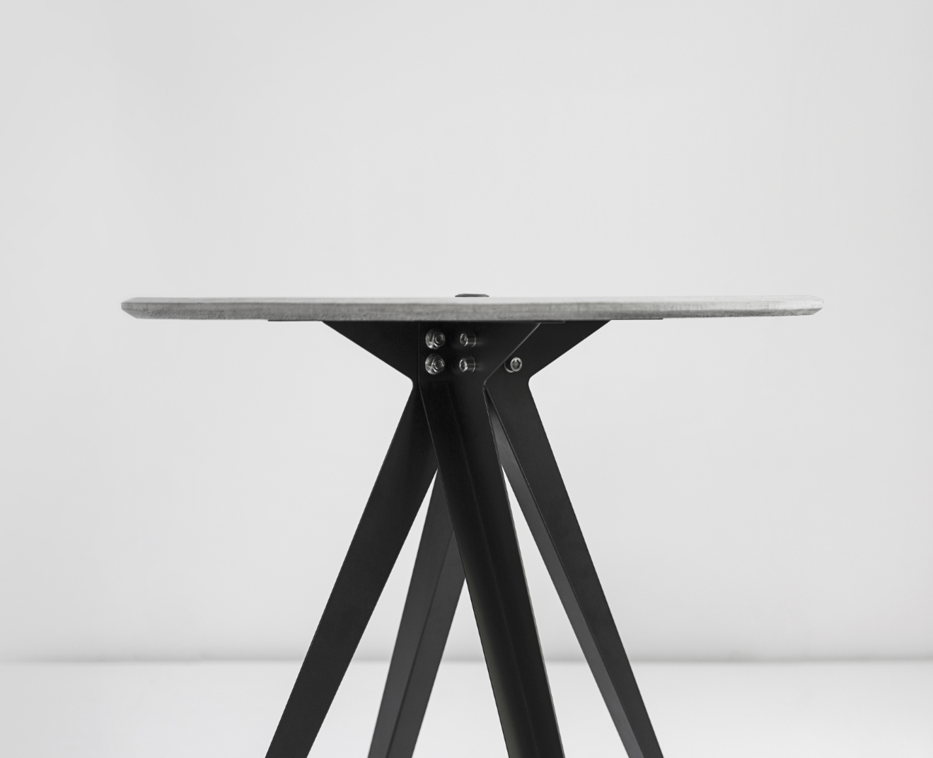 开云（中国） - 桌几|茶几/边几|办公家具|设计师家具|桌子-卍