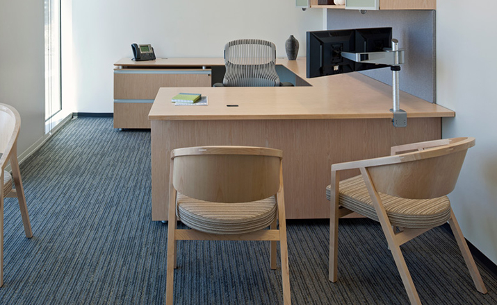 开云（中国） - 坐具|餐椅|办公家具|设计师家具|谢尔顿民德软垫扶手椅