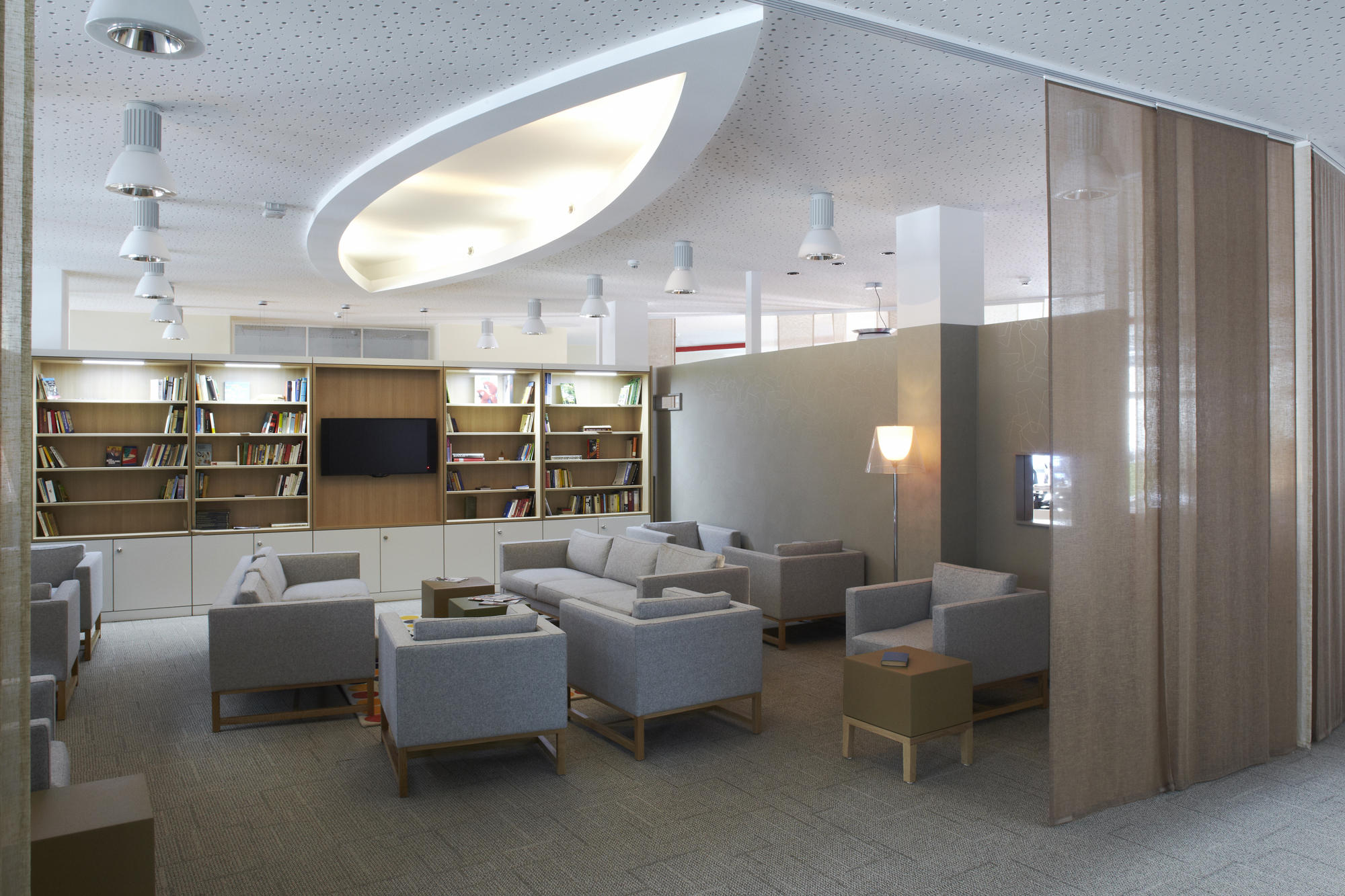 开云（中国） - 桌几|茶几/边几|办公家具|设计师家具|奥腾角几