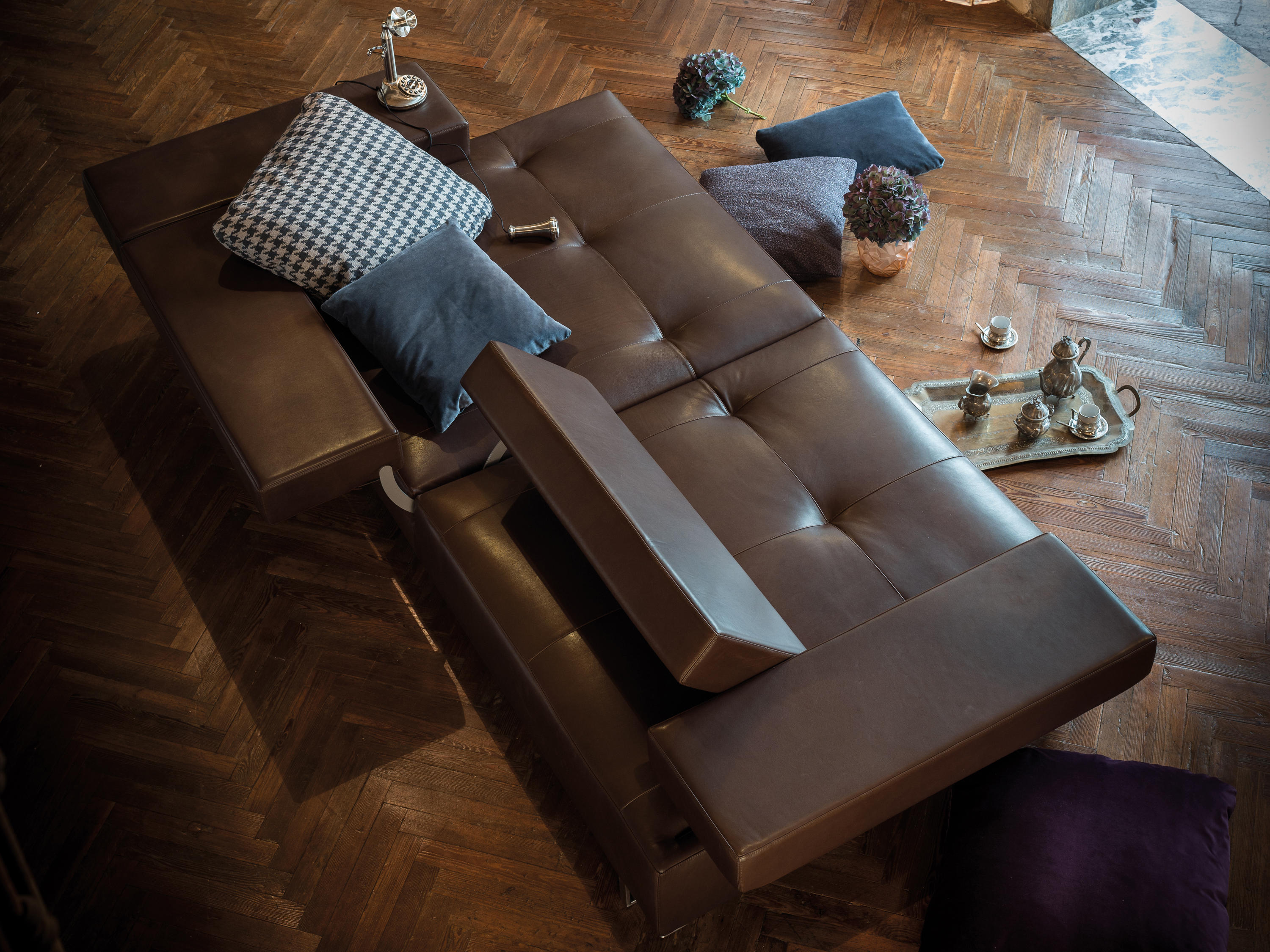 开云（中国） - 桌几|茶几/边几|办公家具|设计师家具|阁楼茶几系列