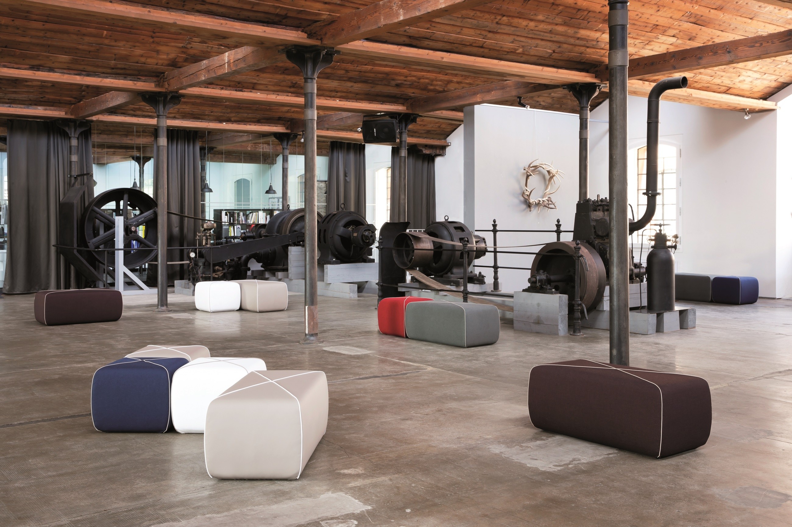 开云（中国） - 坐具|吧椅/凳子|办公家具|设计师家具|交叉软垫花园墩