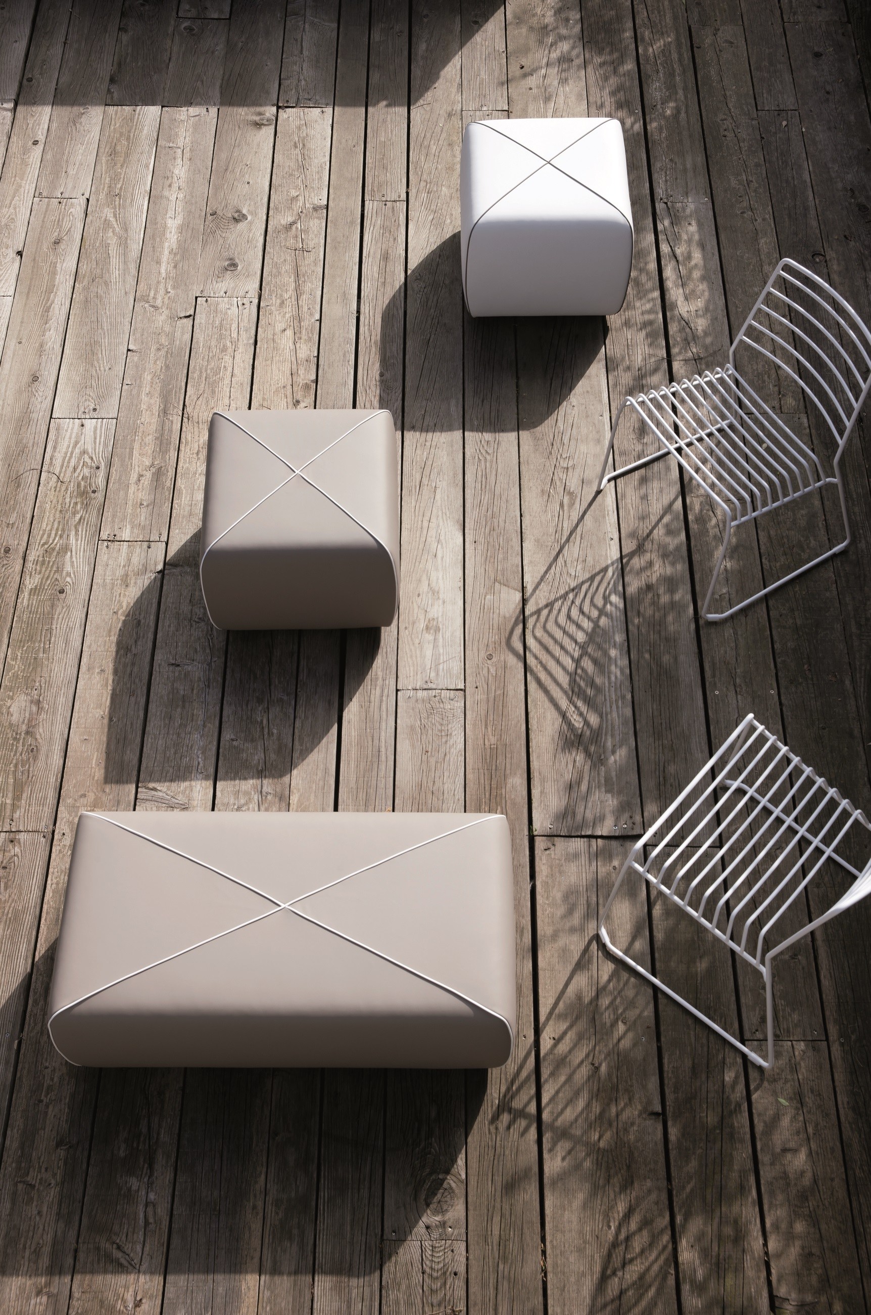 开云（中国） - 坐具|吧椅/凳子|办公家具|设计师家具|交叉软垫花园墩